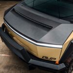 Karbonhaube und Frontstoßfänger des Tesla Cybertruck UP Invincible von oben