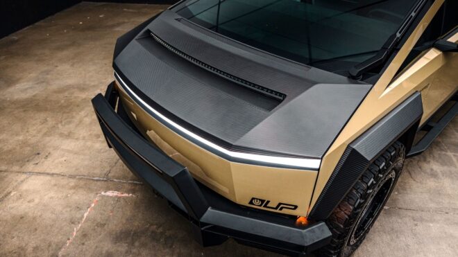 Karbonhaube und Frontstoßfänger des Tesla Cybertruck UP Invincible von oben
